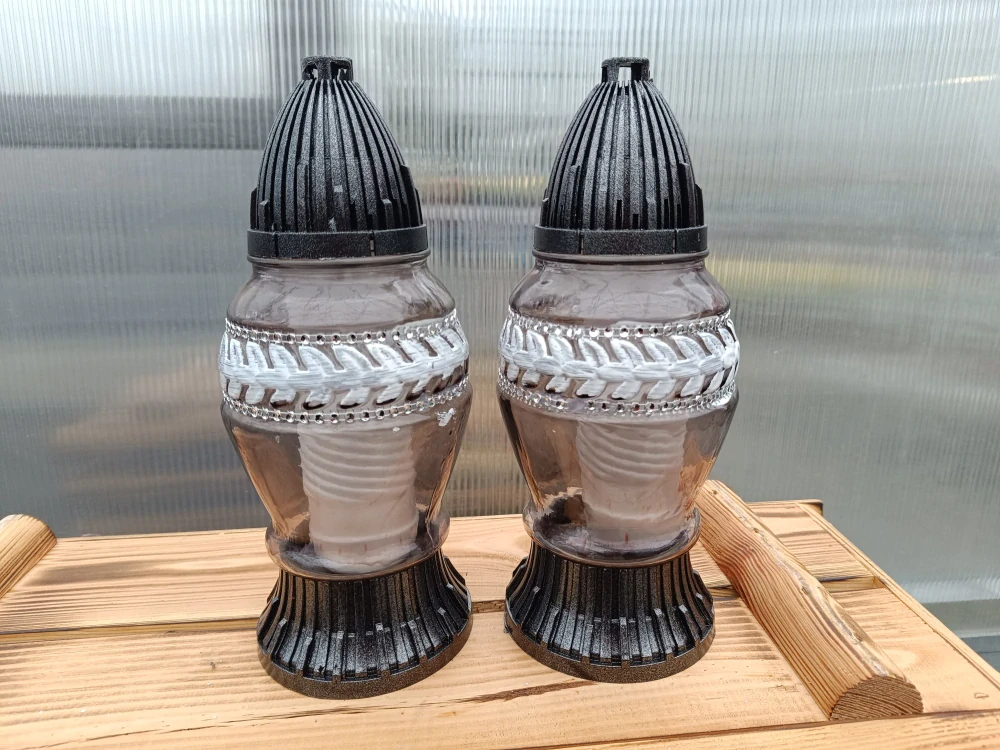 Svícen hřbitovní - krajka - stříbrný 26cm sklo/plast