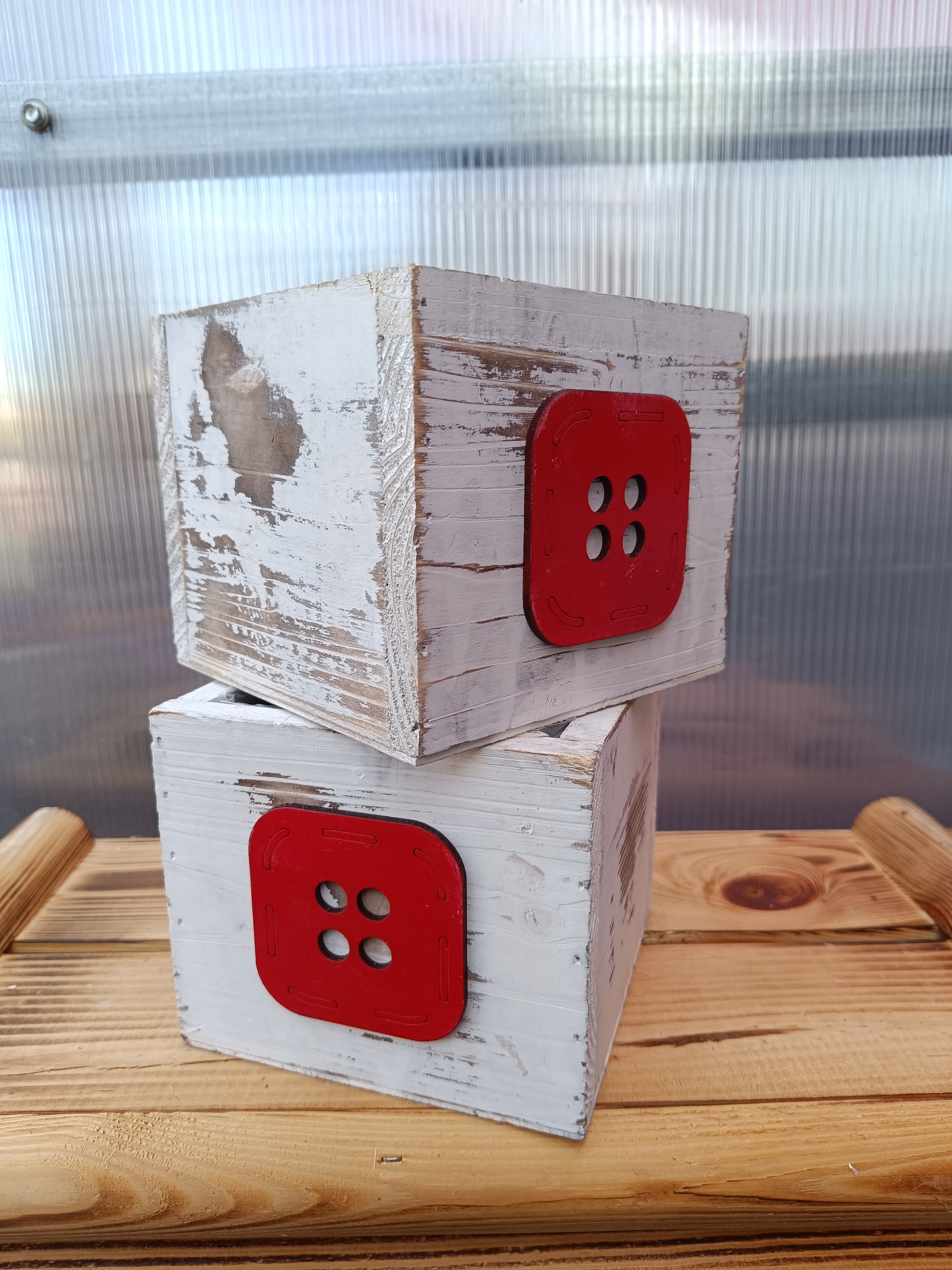 Dřevěný dekorační truhlík Knoflík - bílý čtverec 14x14