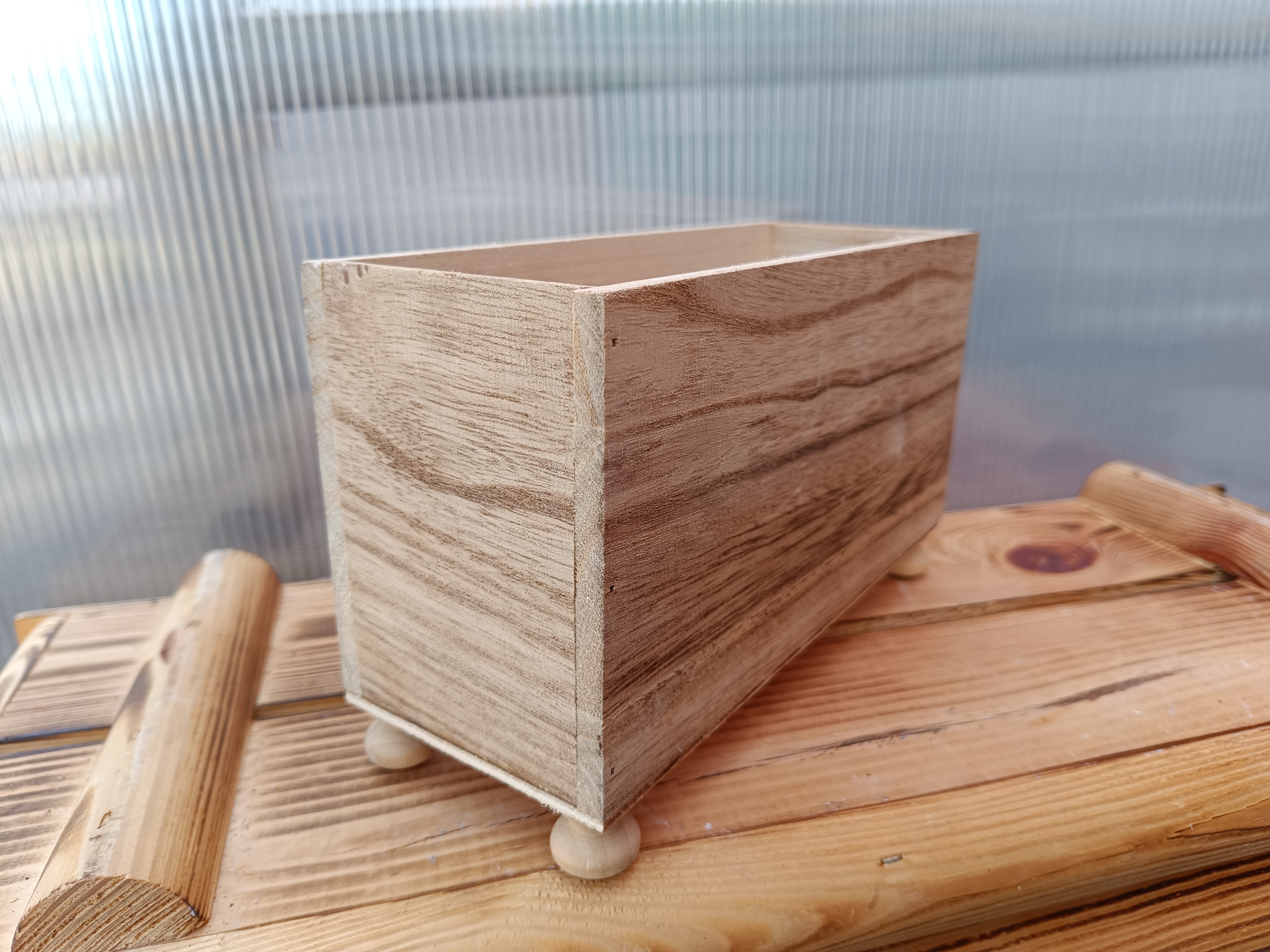 Dřevěný dekorační truhlík přírodní - obdelník na nožkách 23x9cm