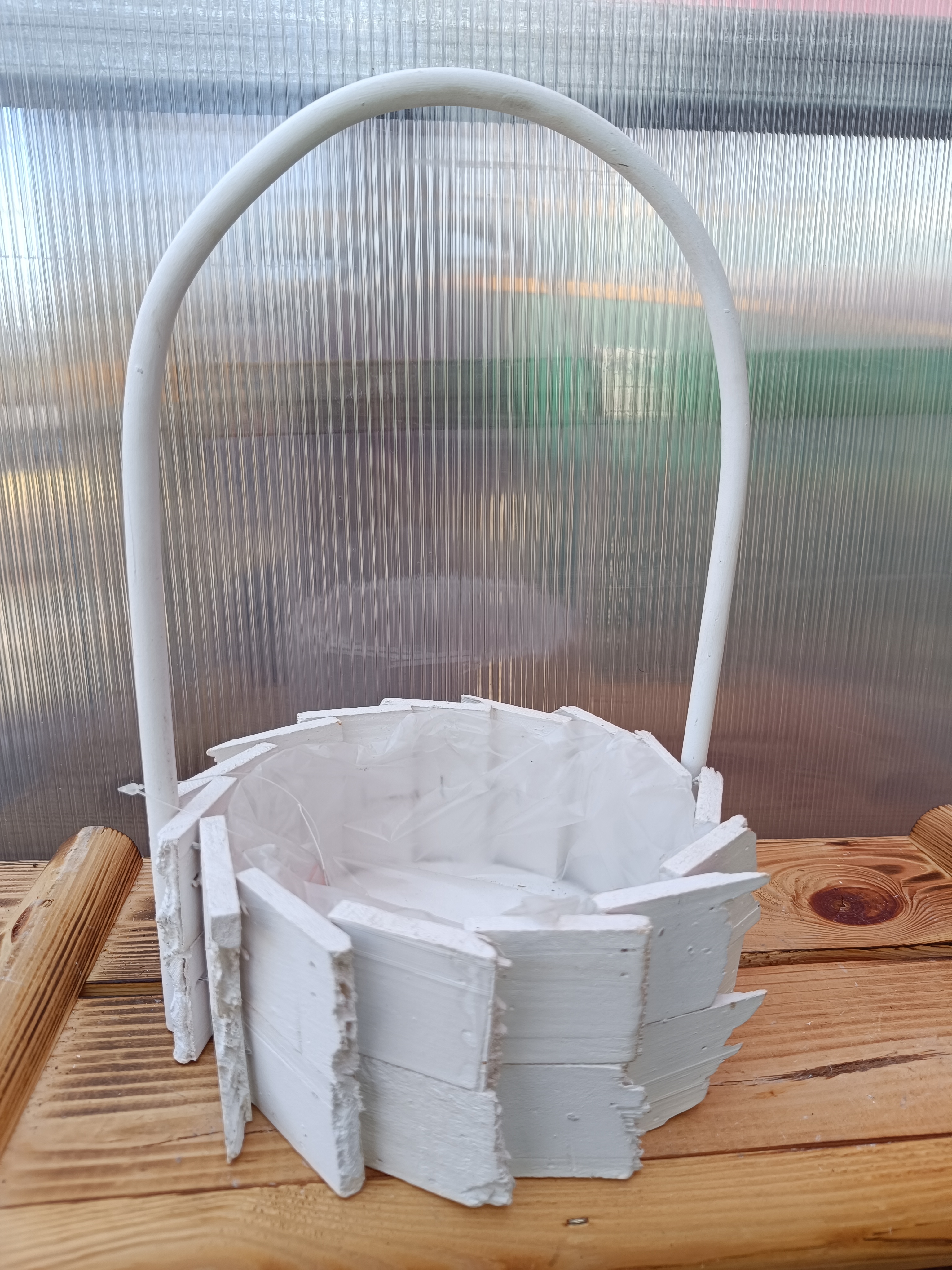 Dřevěný dekorační košík bílý 20cm