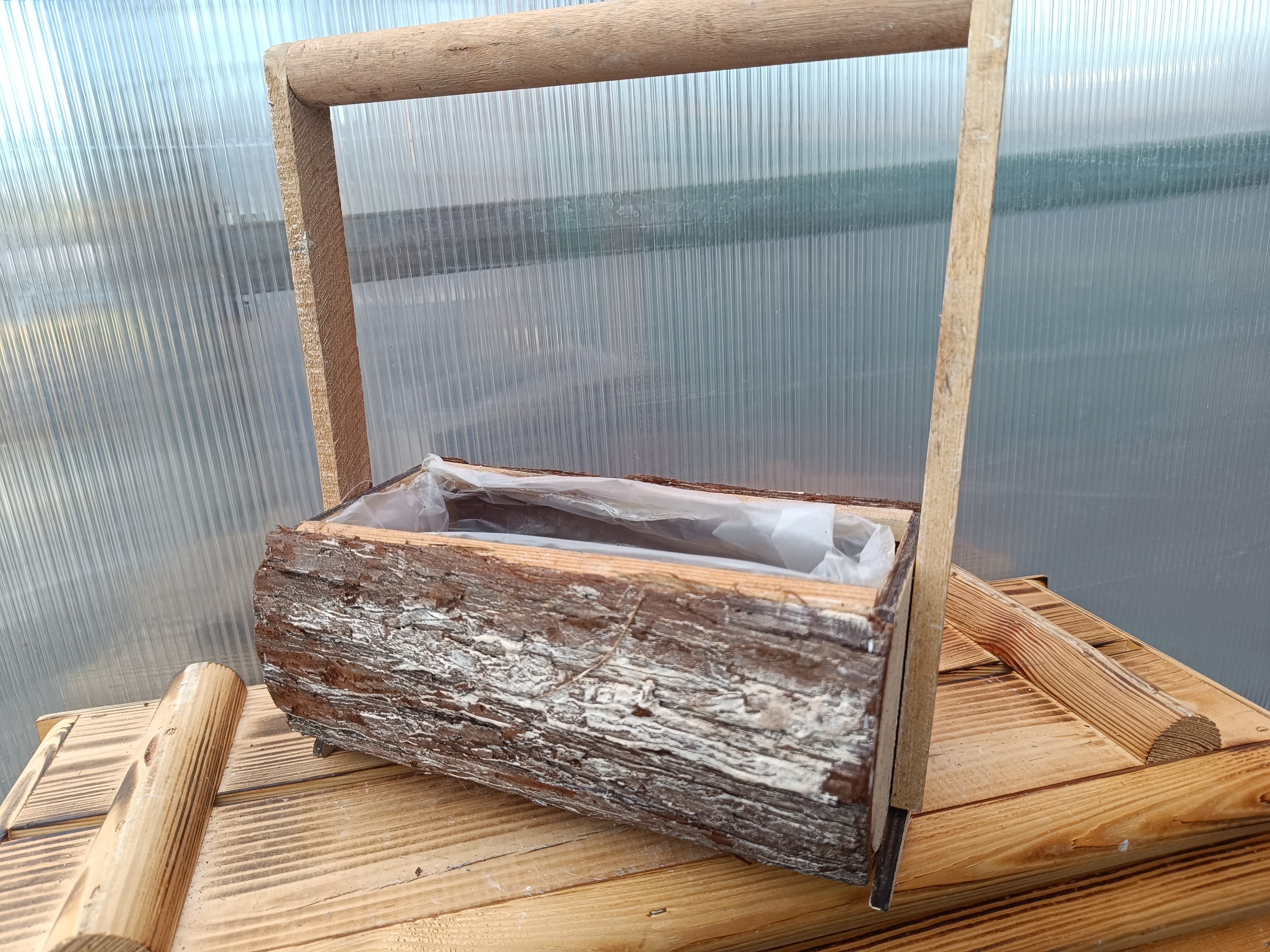 Dřevěný dekorační truhlík Kůra s uchem 24x14cm