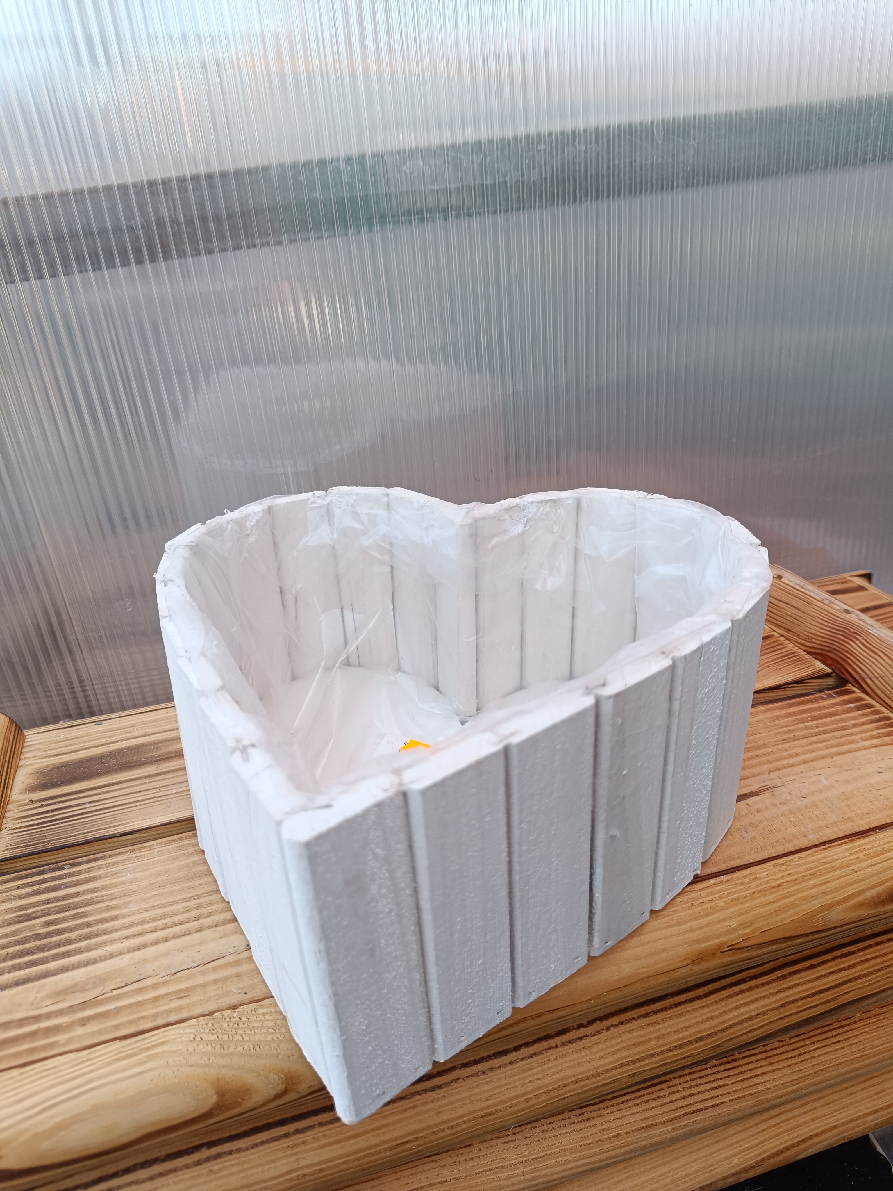 Dřevěný dekorační truhlík srdce 22cm