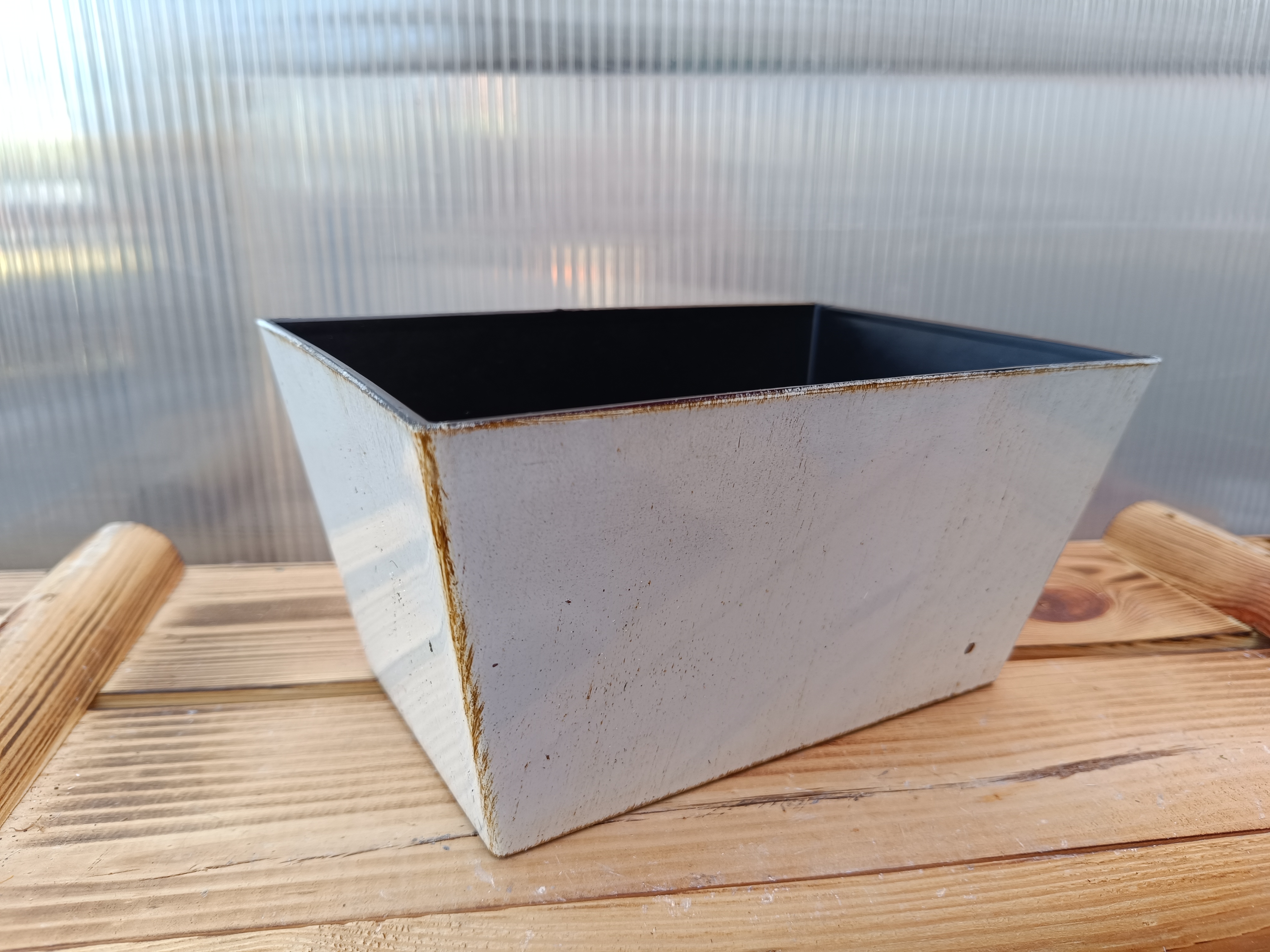 Plastový dekorační truhlík bíločerný 20x14