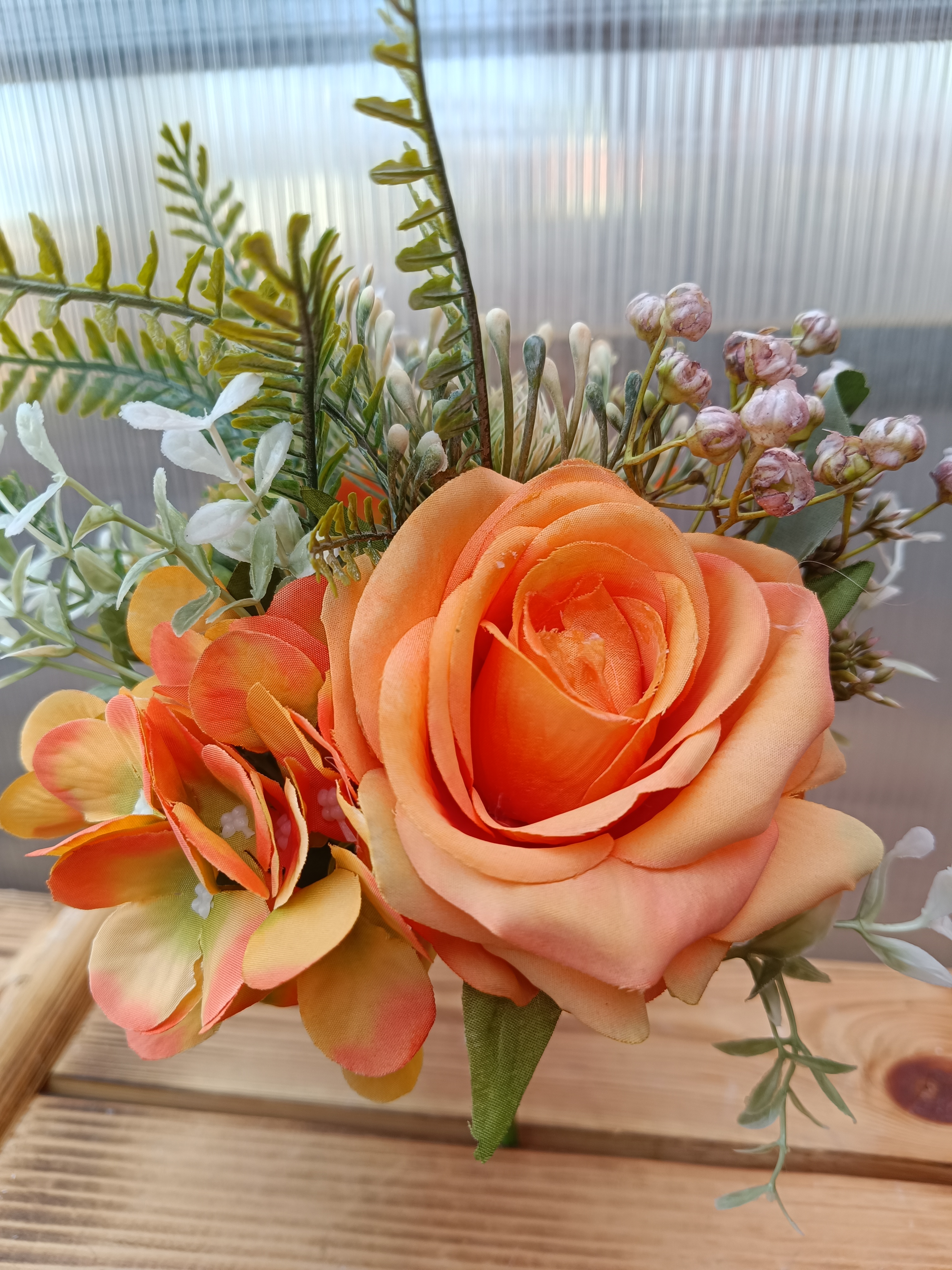 Plastová kytice- růže s ozdobou- oranžová 35cm