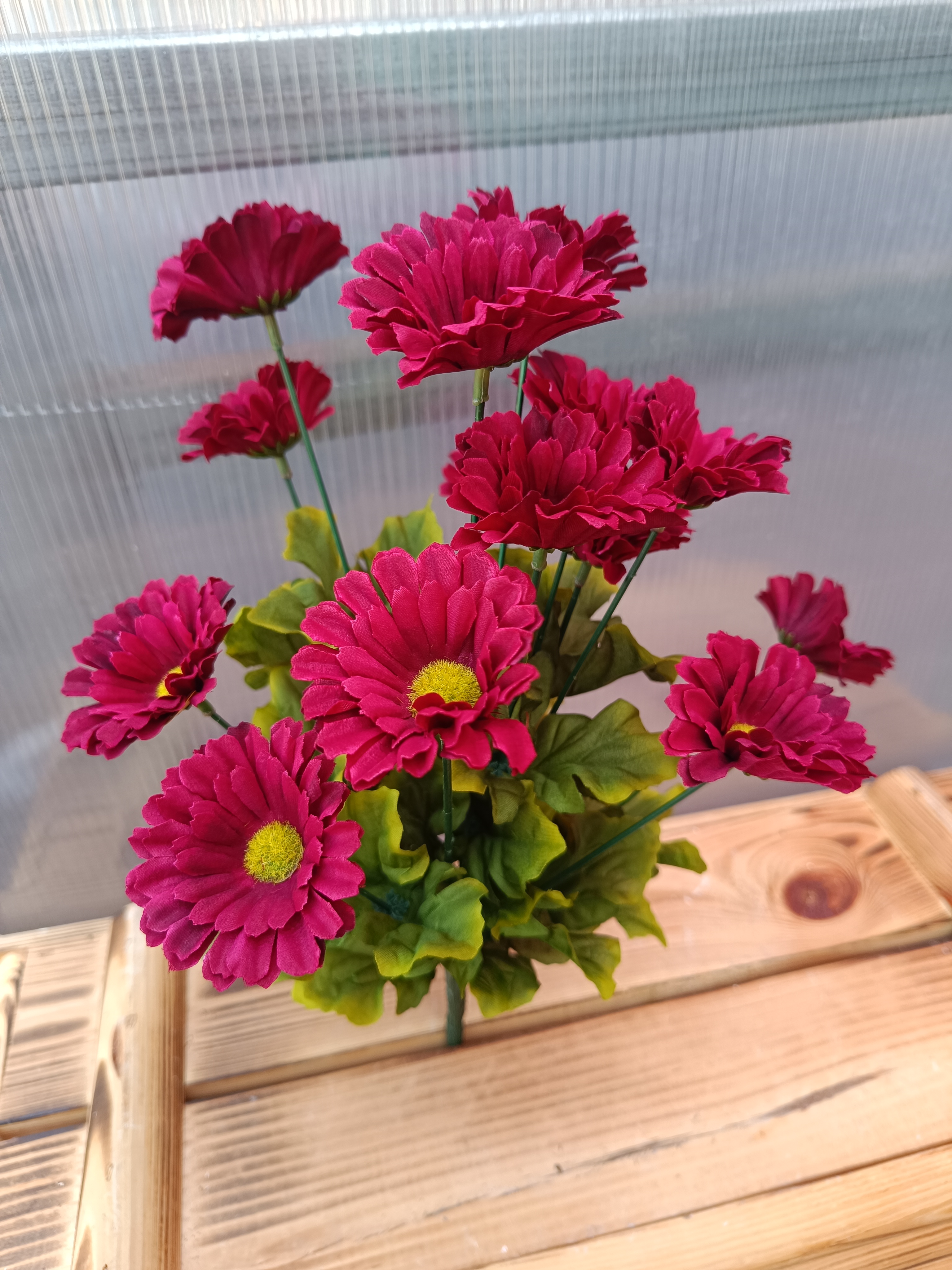 Plastová kytice- gerbera- vínová 40cm