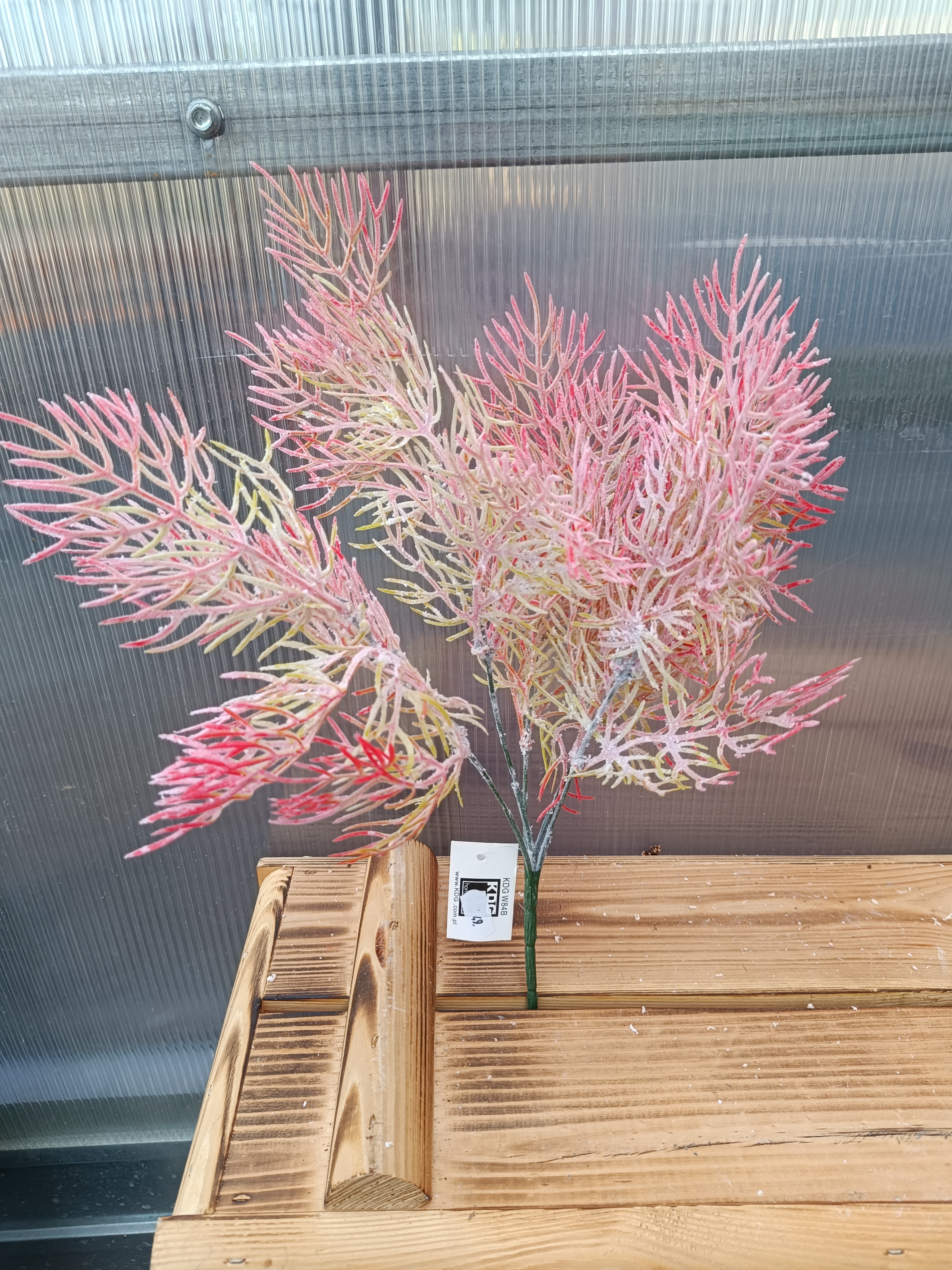 Plastová větev - tmavě růžová 41cm