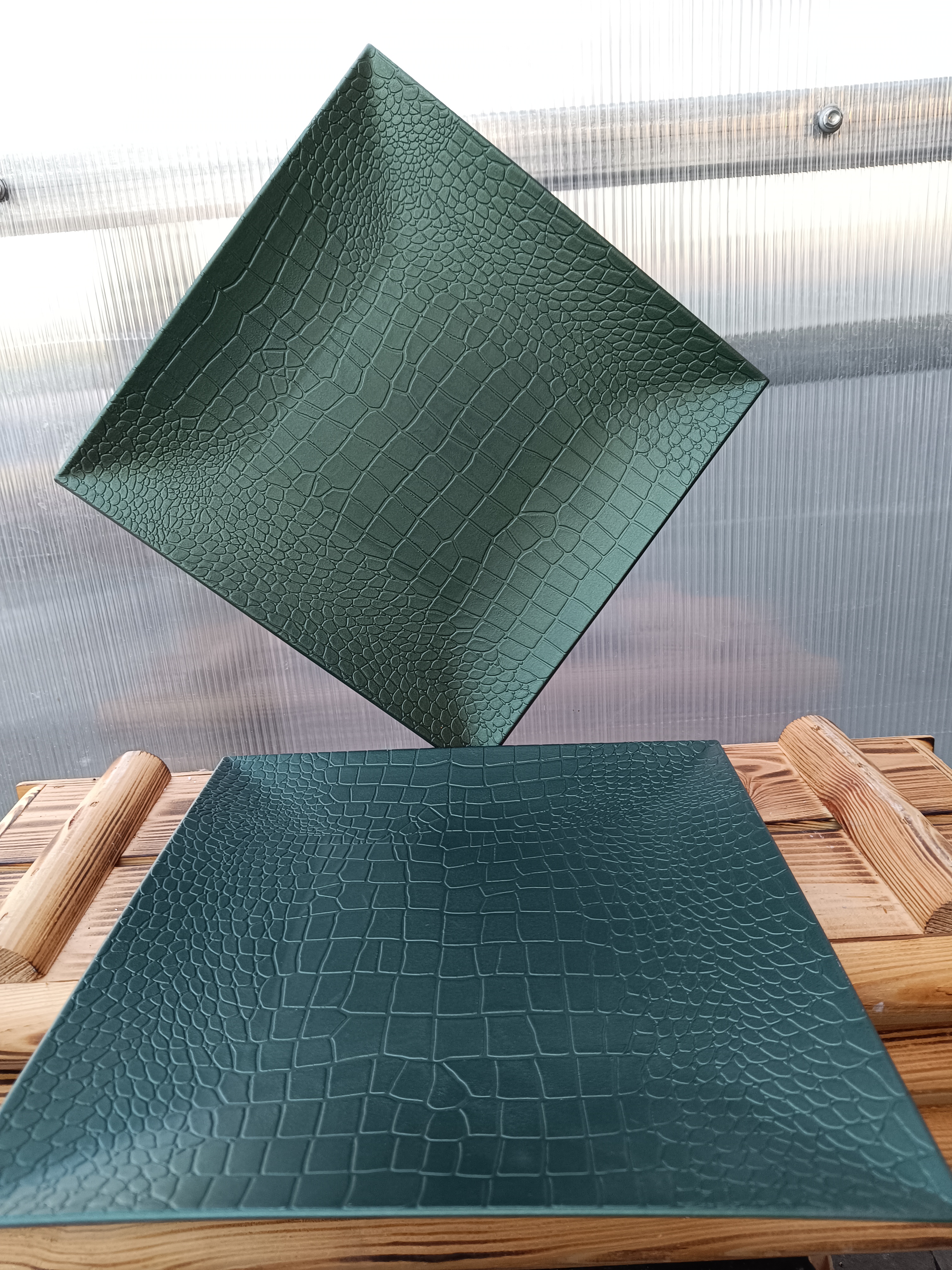 Dekorační talíř čtverec zelený kůže - plast 30cm
