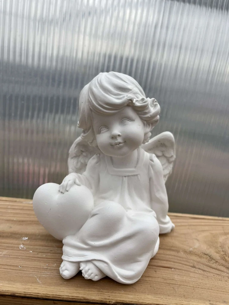 Andělíček - sádrová figurka v.13cm bílá srdce vlevo
