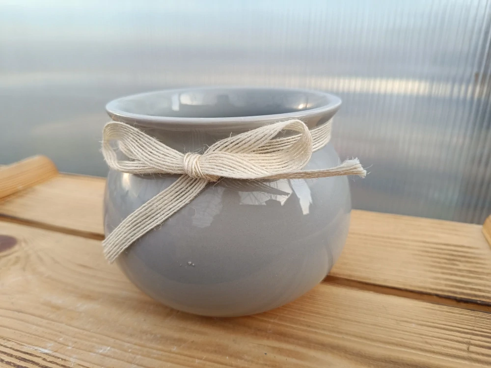 Květináč keramický - šedý s mašlí - 14cm