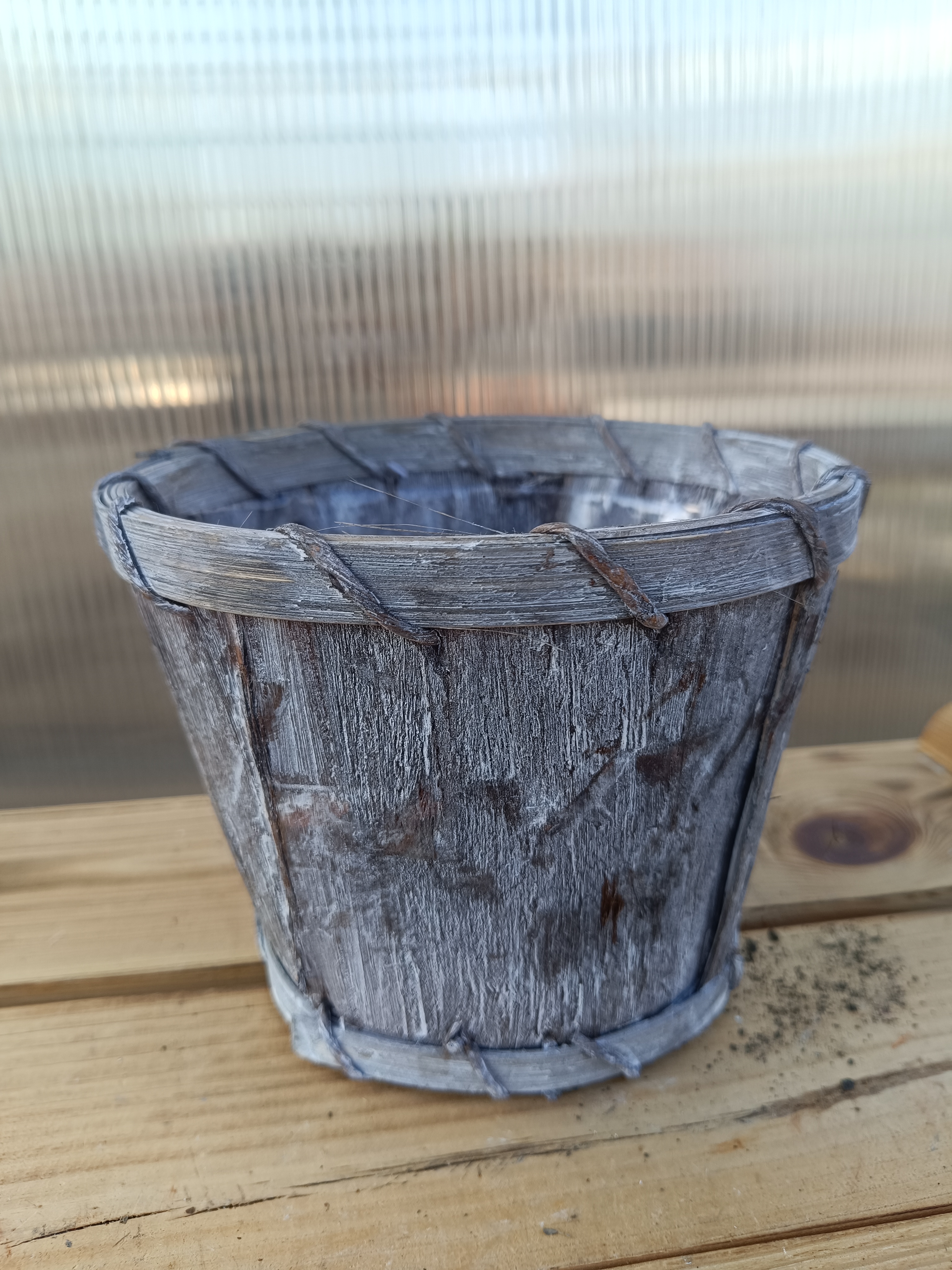 Dřevěný dekorační truhlík Kůra šedý kulatý 17cm