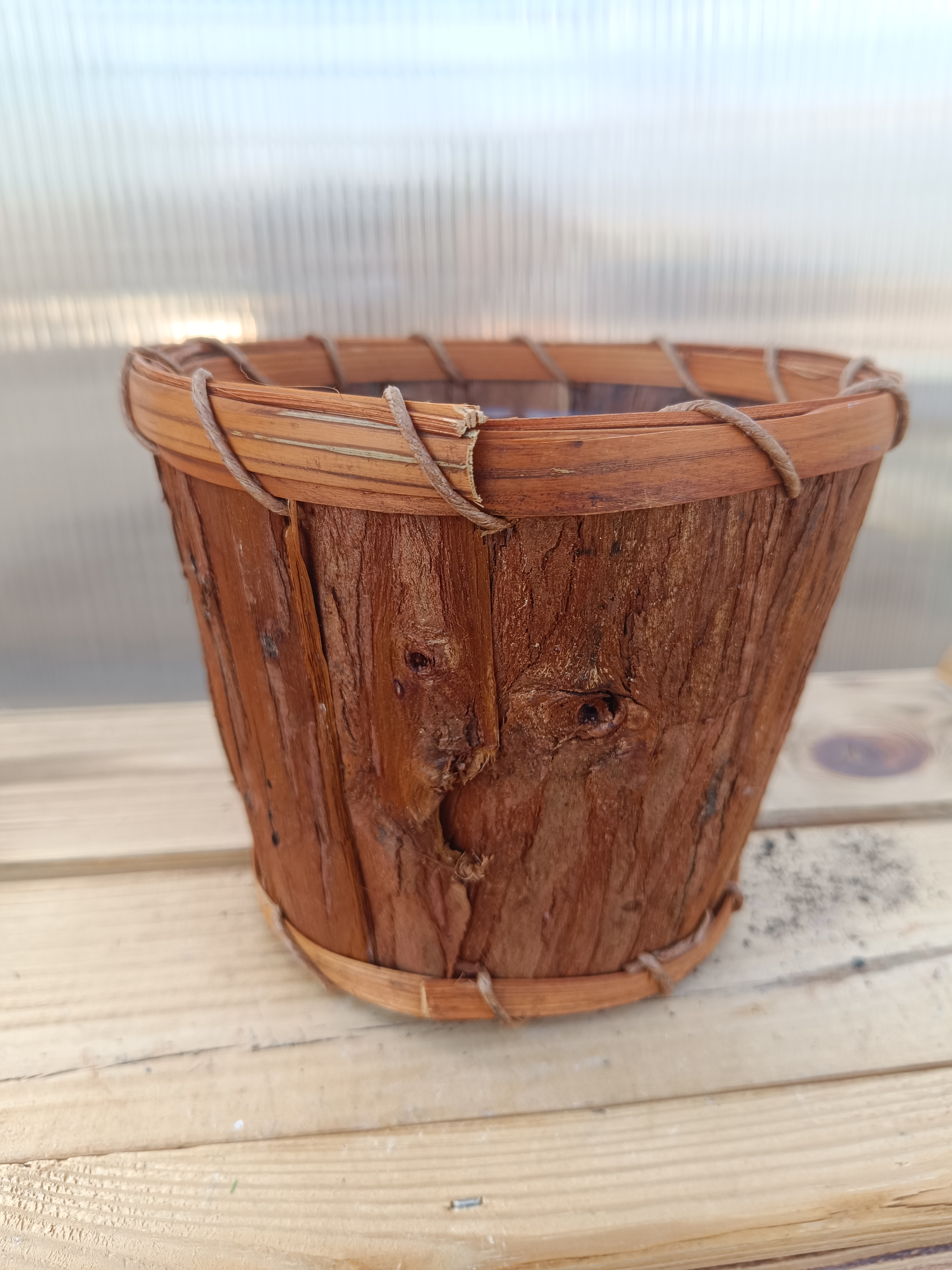 Dřevěný dekorační truhlík Kůra hnědý kulatý 17cm