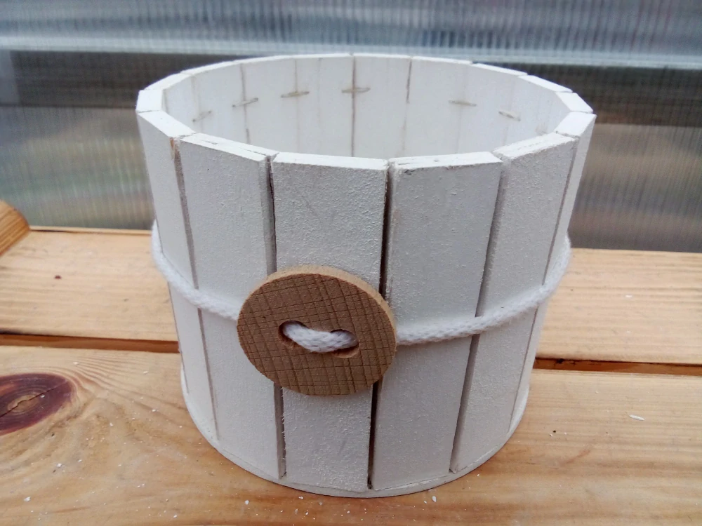 Dřevěný dekorační košík- bílý 13x10cm