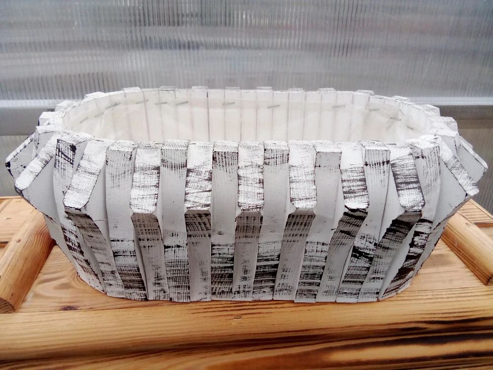 Dřevěný dekorační truhlík oval- bílo-černý 38x23x13cm
