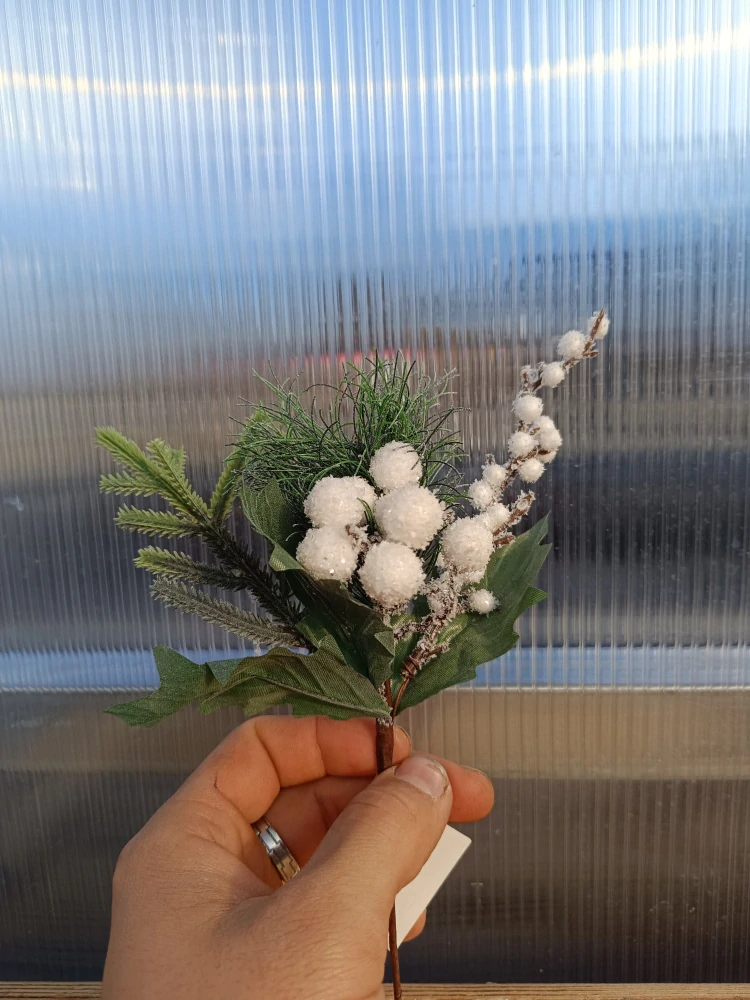 Dekorační větvička -bíle bobule- zasněžená - umělá 23cm