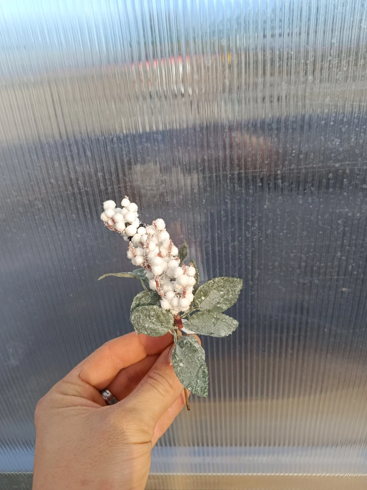 Dekorační větvička zasněžená -bobule bíle- umělá 18cm