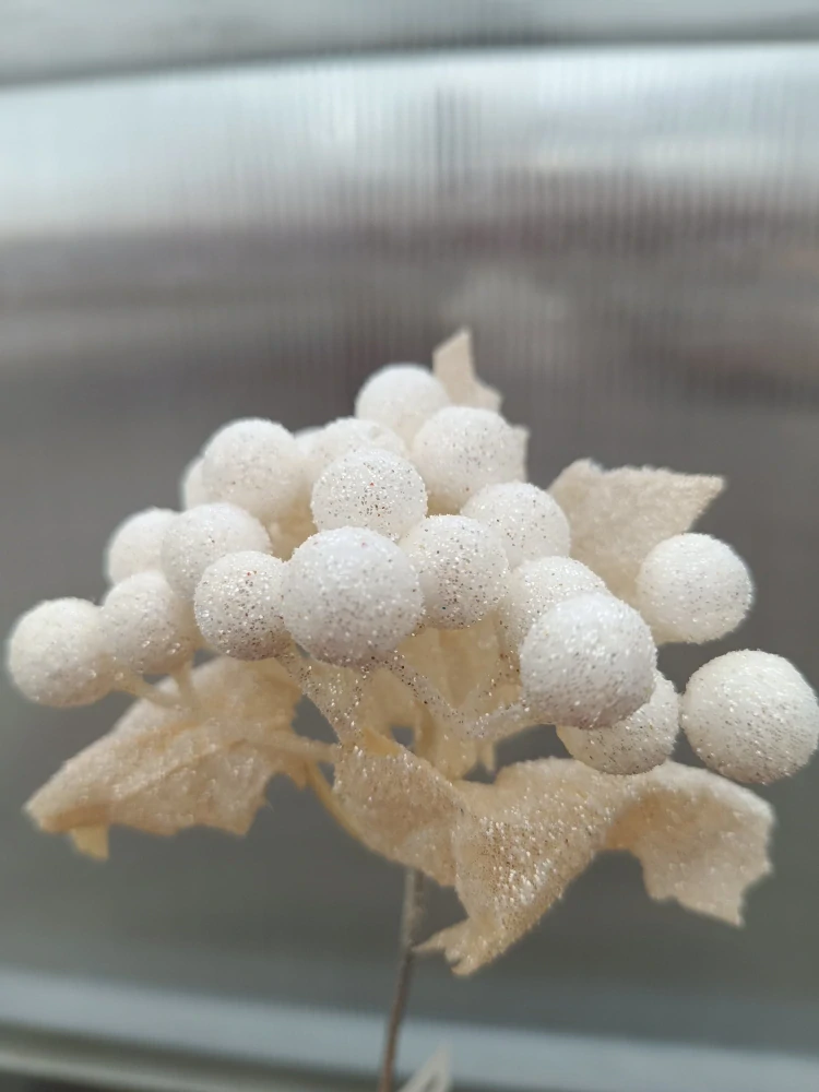 Dekorační větvička - bobule bílé se třpytkami - 19cm