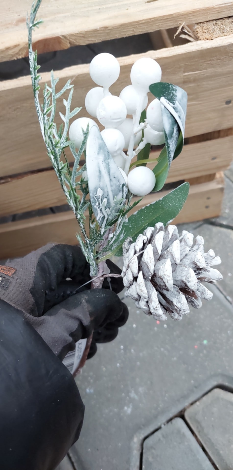 Dekorační větvička - bílá 22cm
