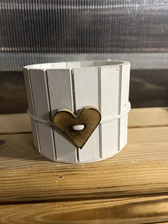 Dekorační košík dřevěný bílý se srdíčkem 13x10cm