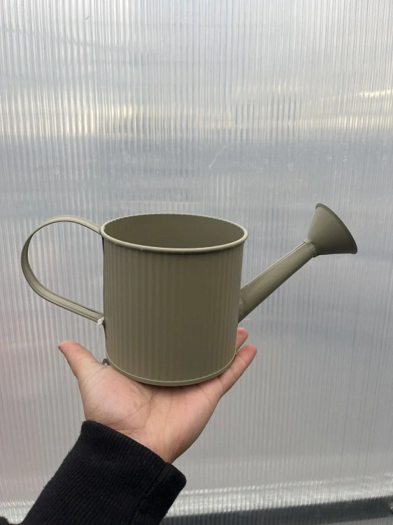 Plechová konev s kropítkem matně hnědá10.5x25x10cm