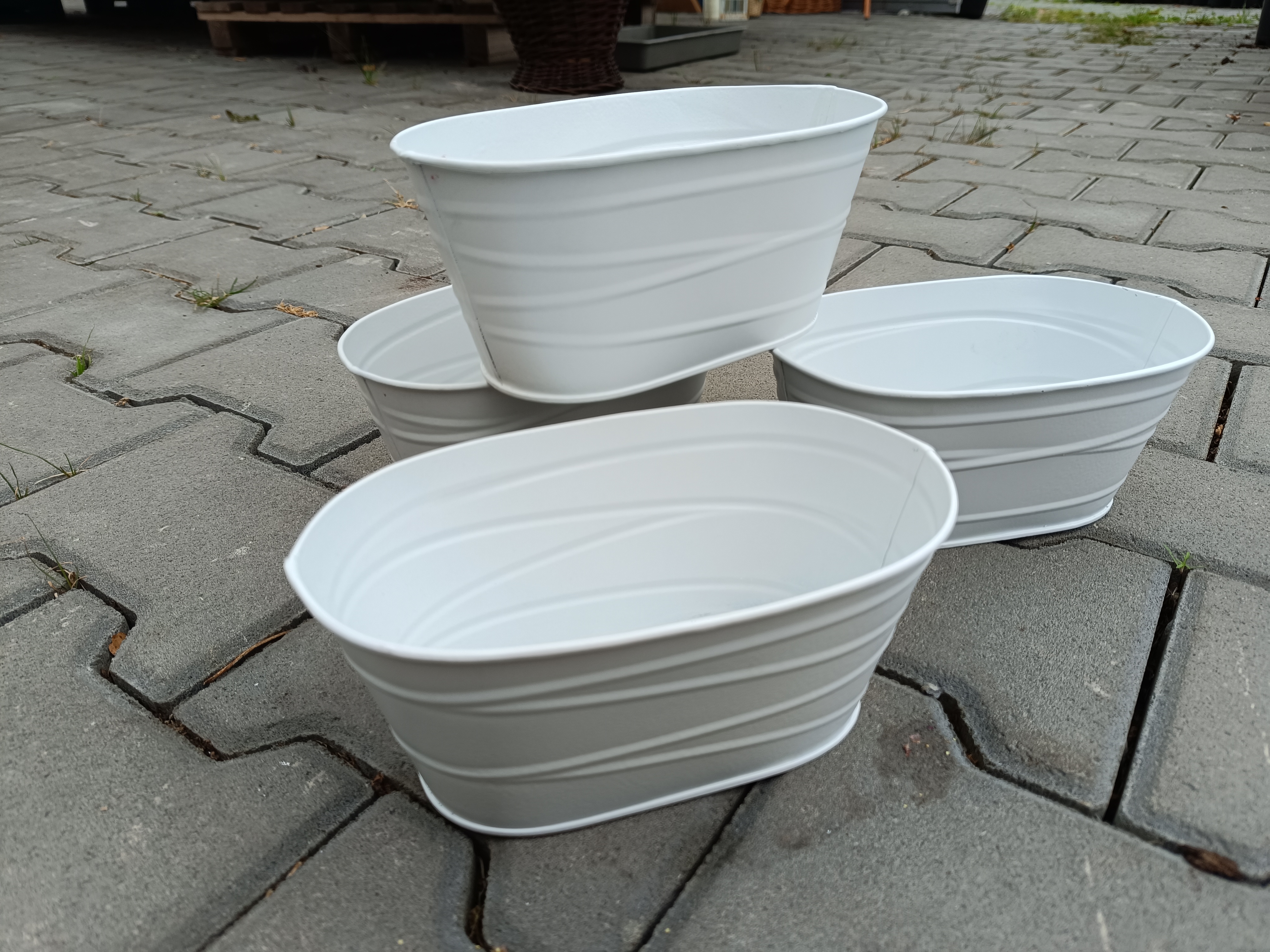 Obal na květináč plech bílý 21cm oválny s perforovaným vzorem