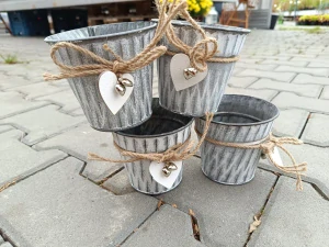 Obal na květináč plech šedý 11cm kulatý s vázaným srdcem