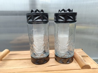 Svícen hřbitovní - kostka - stříbrný 24cm sklo/plast