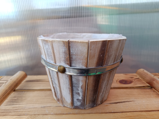 Dřevěná dekorační miska bílá s kováním 18cm