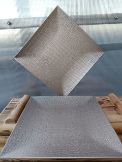 Dekorační talíř čtverec zlatý kůže - plast 30cm