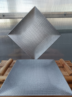 Dekorační talíř čtverec stříbrný kůže - plast 30cm