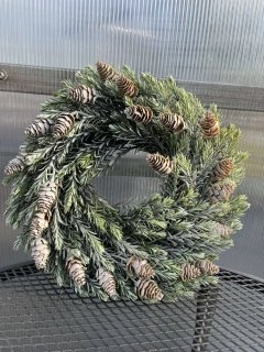 Dekorativní věnec - šišky 33cm