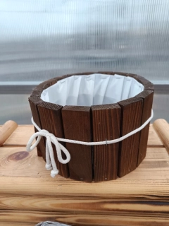 Dřevěný dekorační květináč s provázkem - hnědý 25x14cm