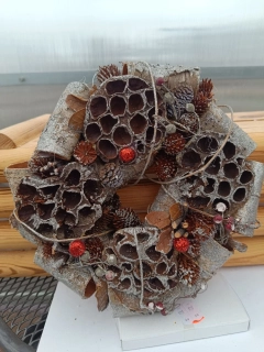 Vánoční věnec - s dekorací (dřevo, červené kuličky..) 24cm