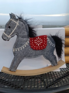 Dekorace - houpající koník šedý- 22cm