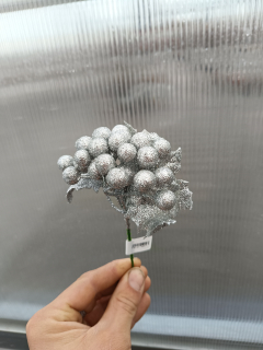 Dekorační větvička - bobule stříbrné se třpytkami - 19cm