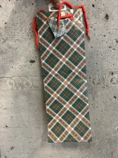 Dárková taška na lahev zelená károvaná 12x35cm
