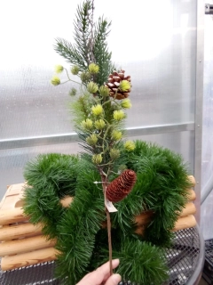 Dekorační větvička se šiškami umělá 63cm