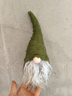 Skřítek-hnědozelený-dekorace-v33cm