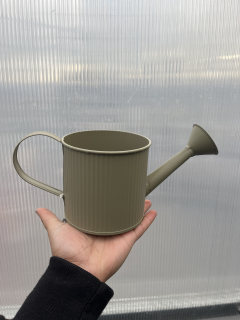 Plechová konev s kropítkem matně hnědá10.5x25x10cm