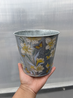 Plechový květináč s motivem narcisu 15x13.5cm